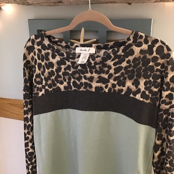 Boutique Lovely J knit sage/leopard prInt top - Picture 2 of 9